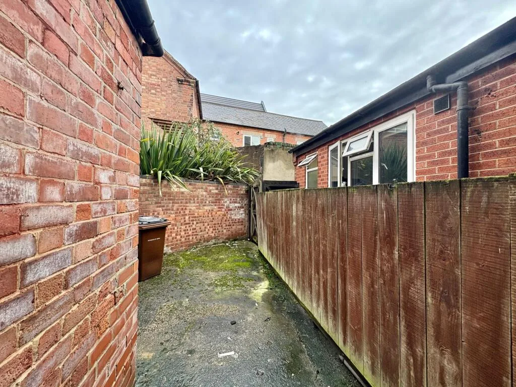 4 bedroom end of terrace house for rent