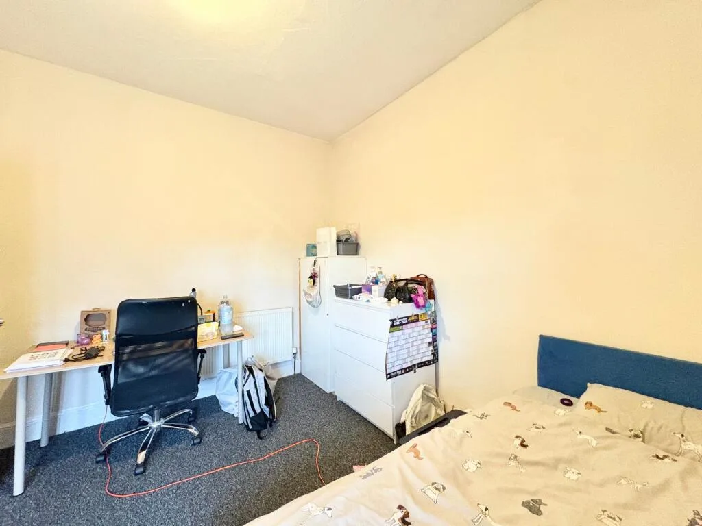 4 bedroom end of terrace house for rent