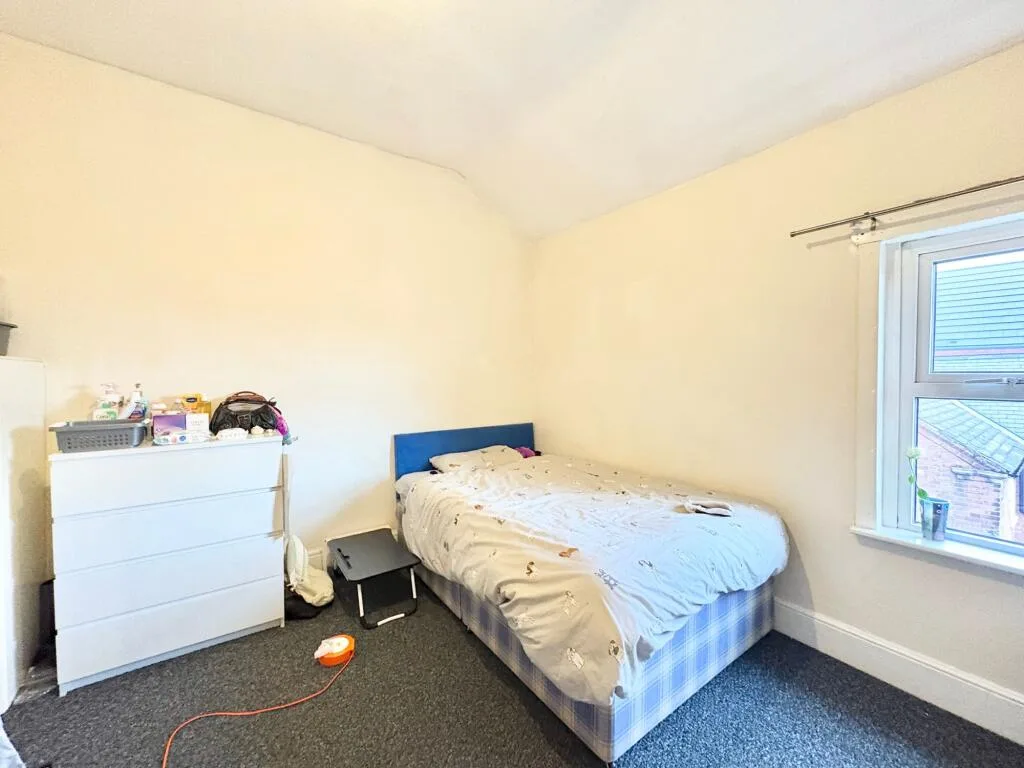 4 bedroom end of terrace house for rent