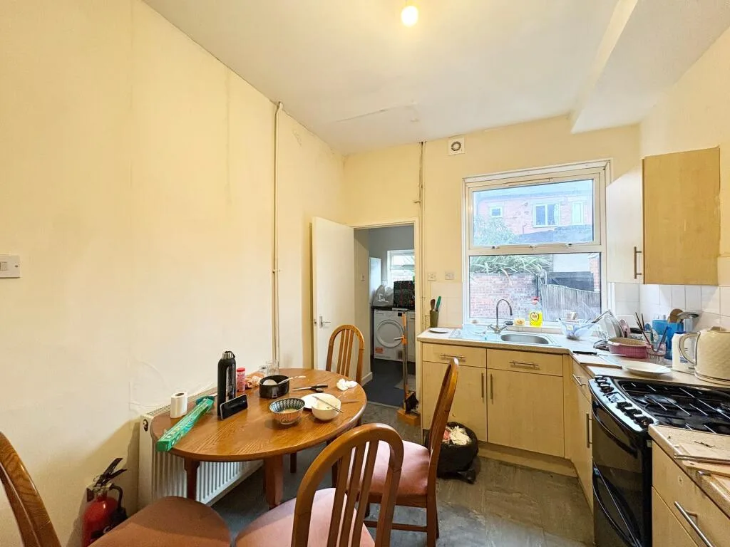 4 bedroom end of terrace house for rent