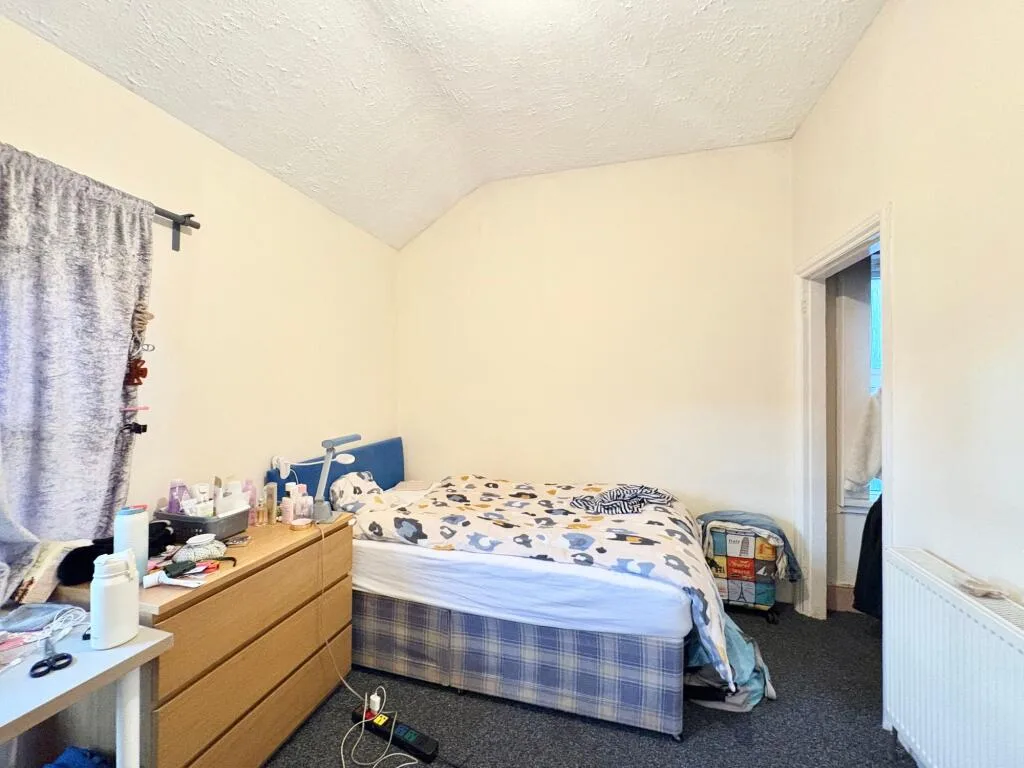 4 bedroom end of terrace house for rent