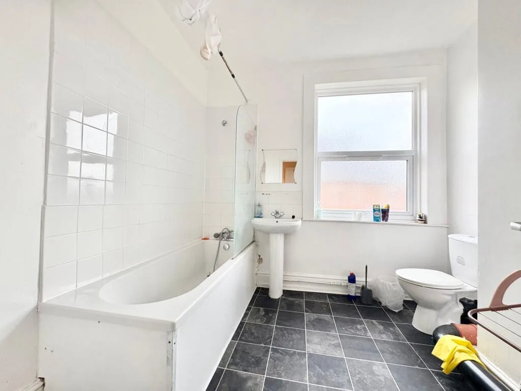 4 bedroom end of terrace house for rent