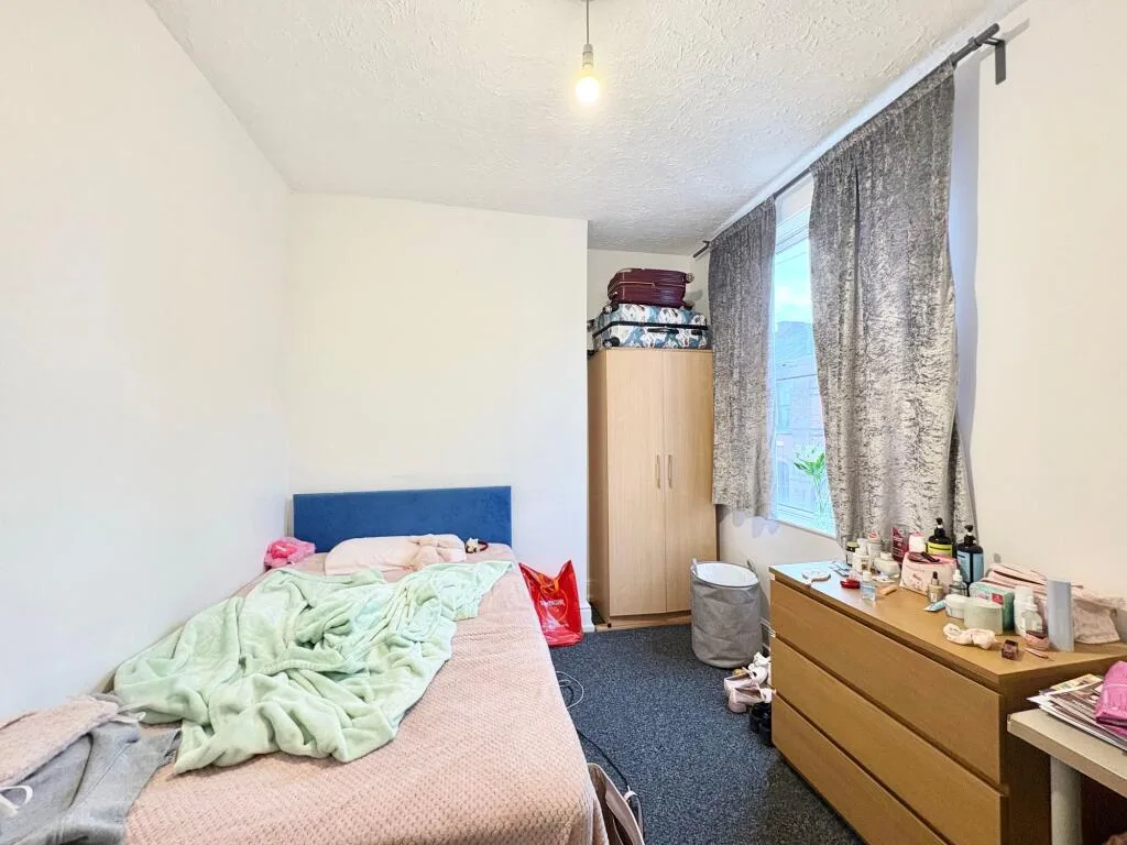 4 bedroom end of terrace house for rent