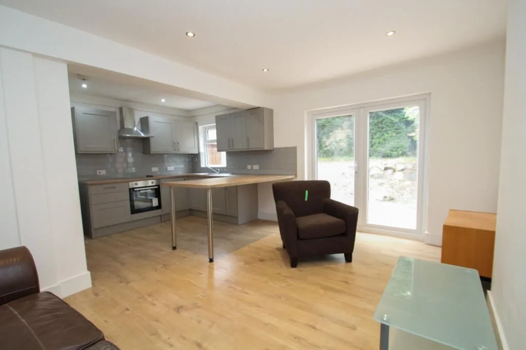 4 bedroom semi-detached house for rent