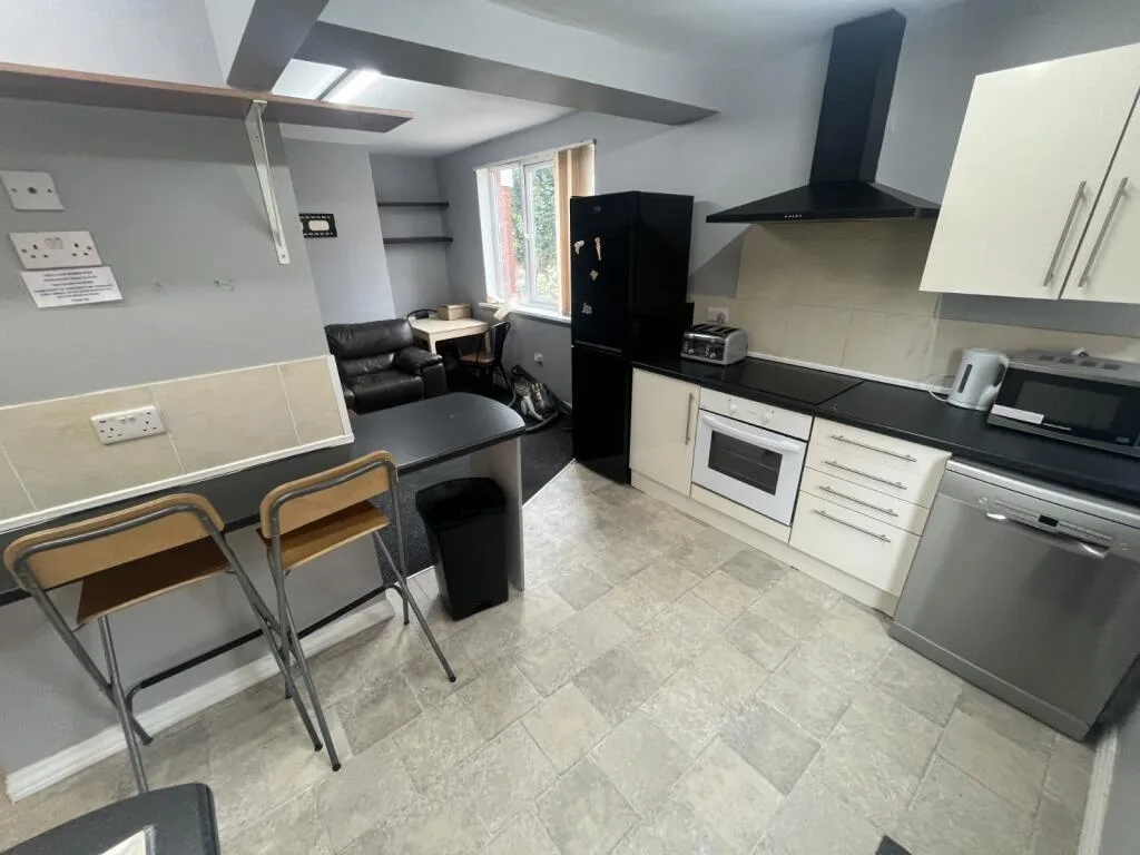 4 bedroom semi-detached house for rent
