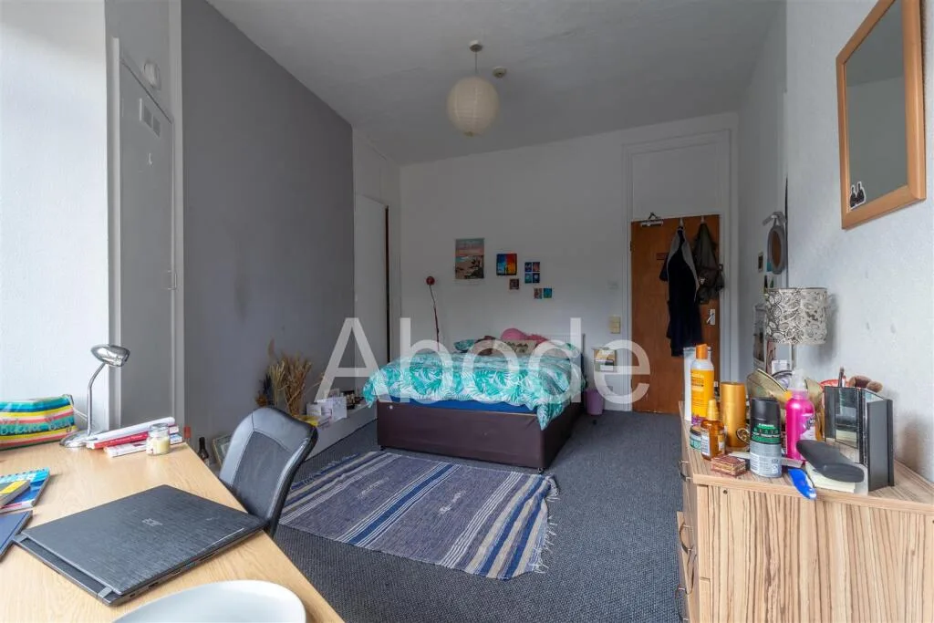 6 bedroom flat for rent