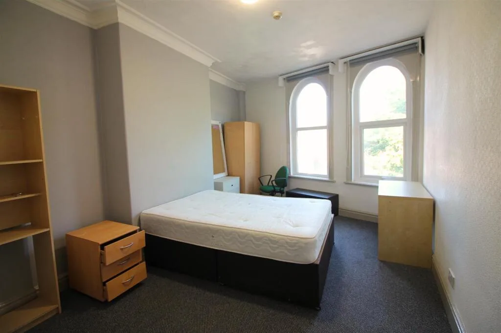 6 bedroom flat for rent