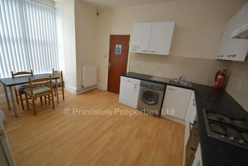 6 bedroom terraced house for rent