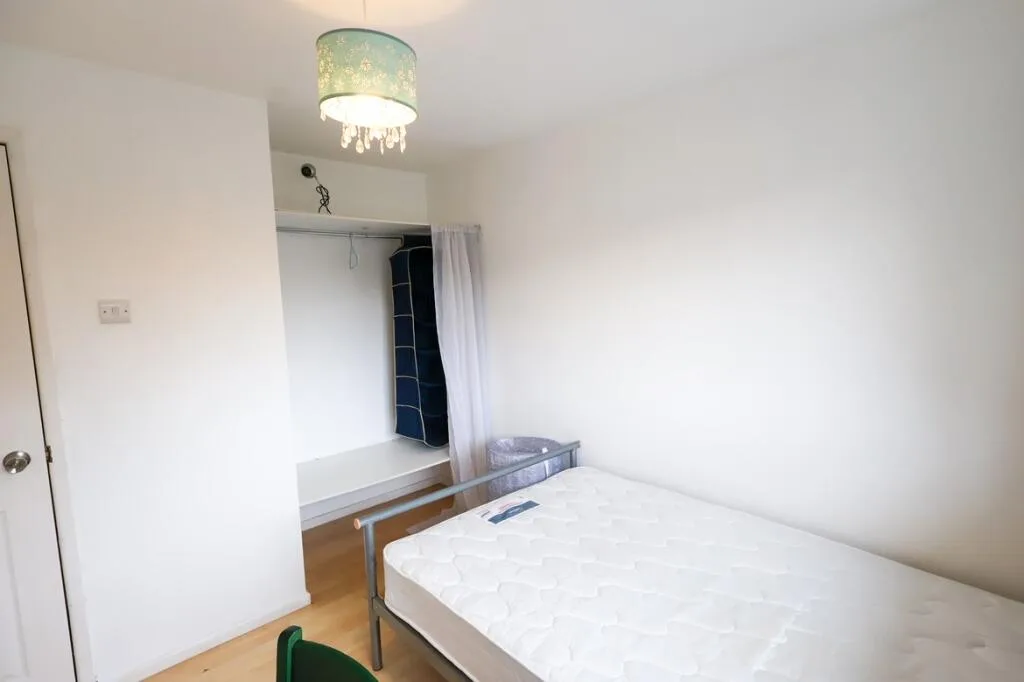5 bedroom semi-detached house for rent