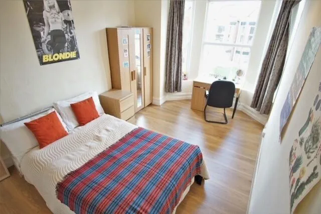 8 bedroom terraced house for rent