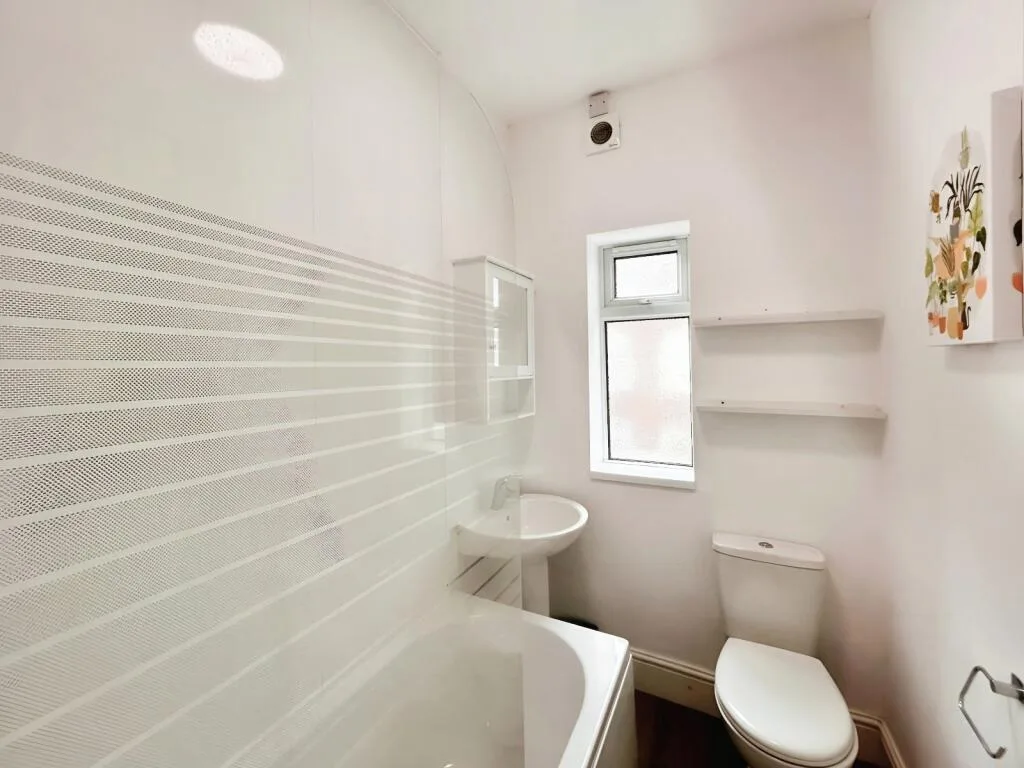 6 bedroom end of terrace house for rent