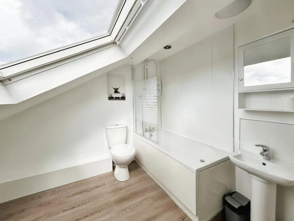 6 bedroom end of terrace house for rent