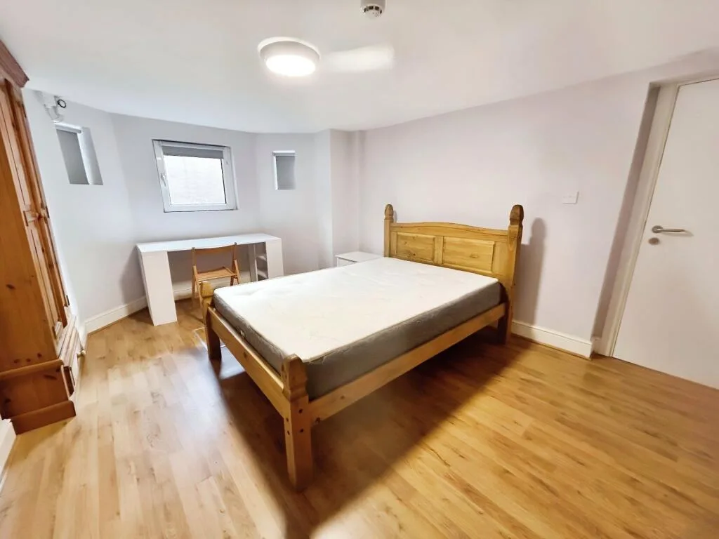 6 bedroom end of terrace house for rent