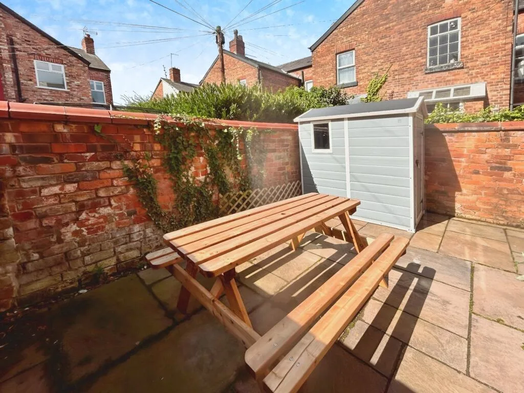 6 bedroom end of terrace house for rent