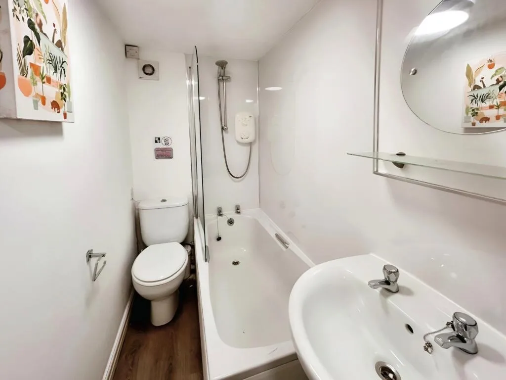 6 bedroom end of terrace house for rent