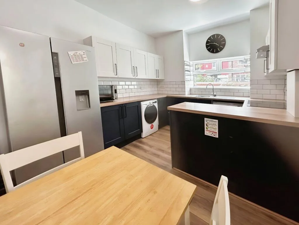 6 bedroom end of terrace house for rent