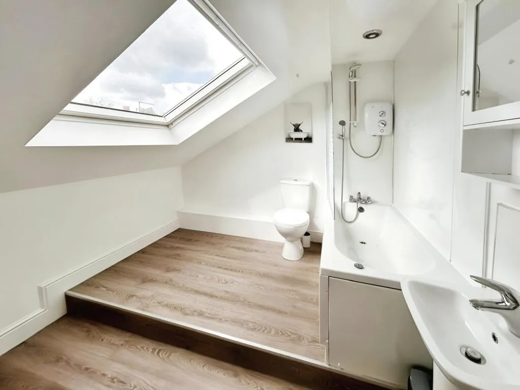6 bedroom end of terrace house for rent