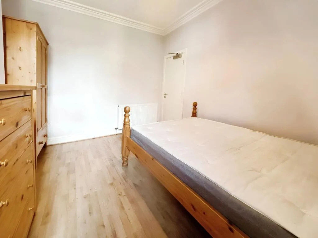 6 bedroom end of terrace house for rent