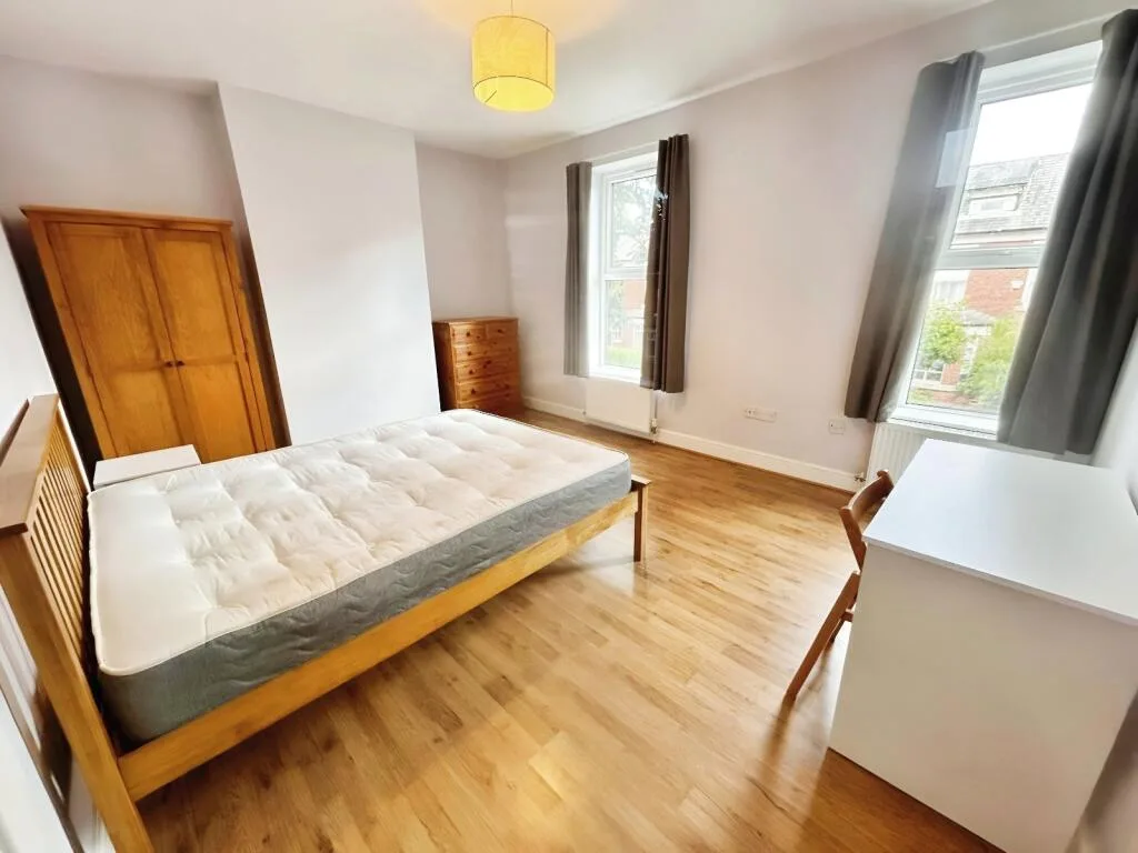 6 bedroom end of terrace house for rent