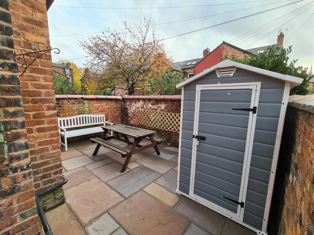 6 bedroom end of terrace house for rent