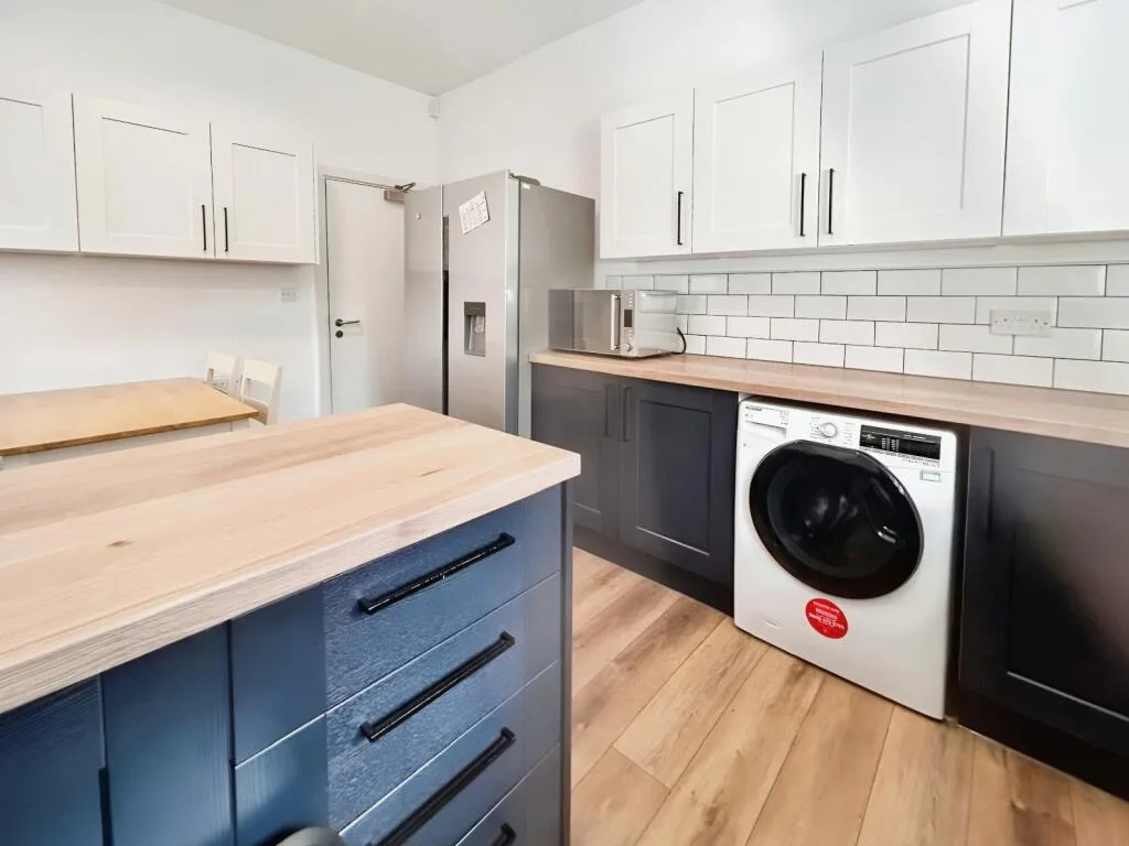 6 bedroom end of terrace house for rent
