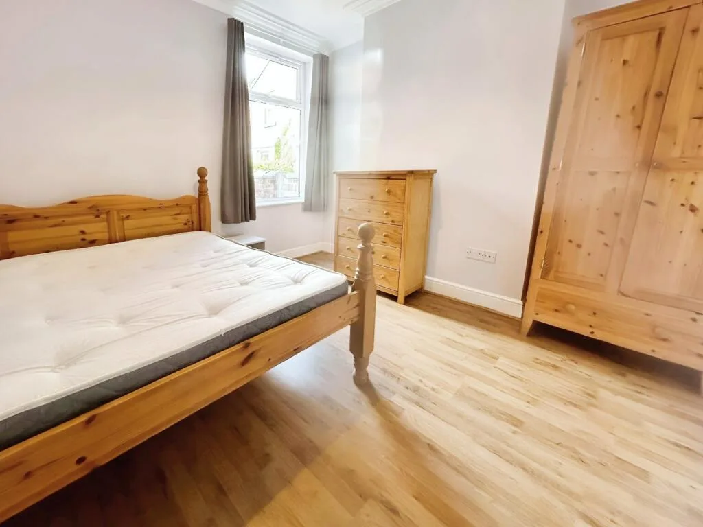 6 bedroom end of terrace house for rent