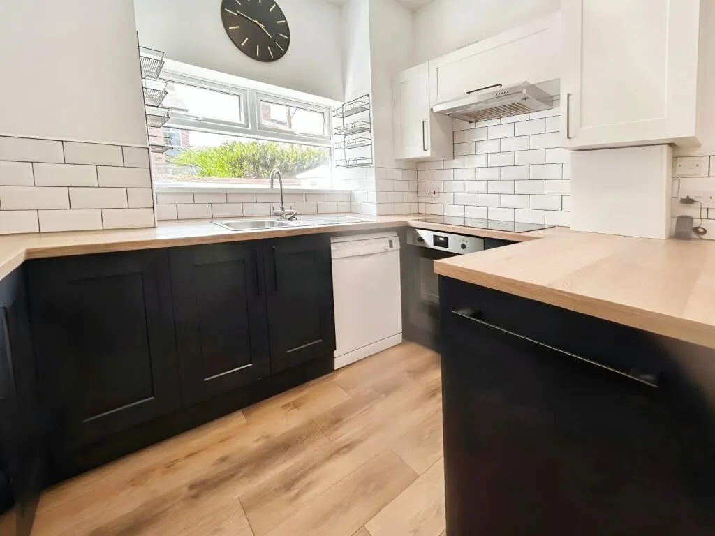 6 bedroom end of terrace house for rent