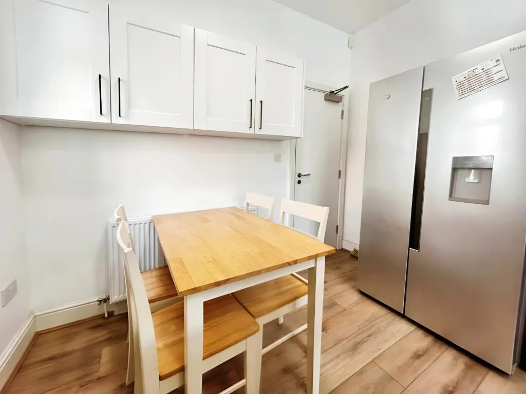 6 bedroom end of terrace house for rent