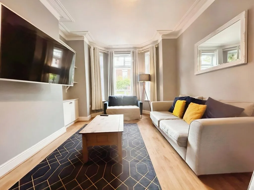 6 bedroom end of terrace house for rent