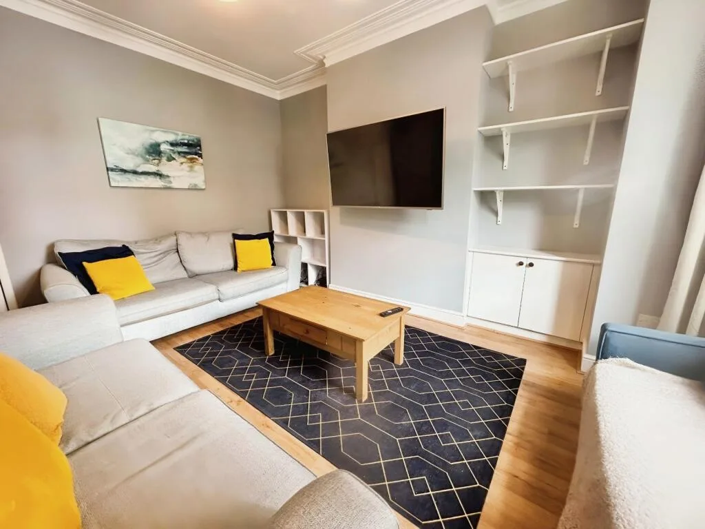 6 bedroom end of terrace house for rent
