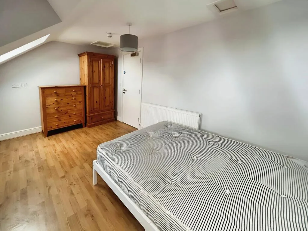 6 bedroom end of terrace house for rent