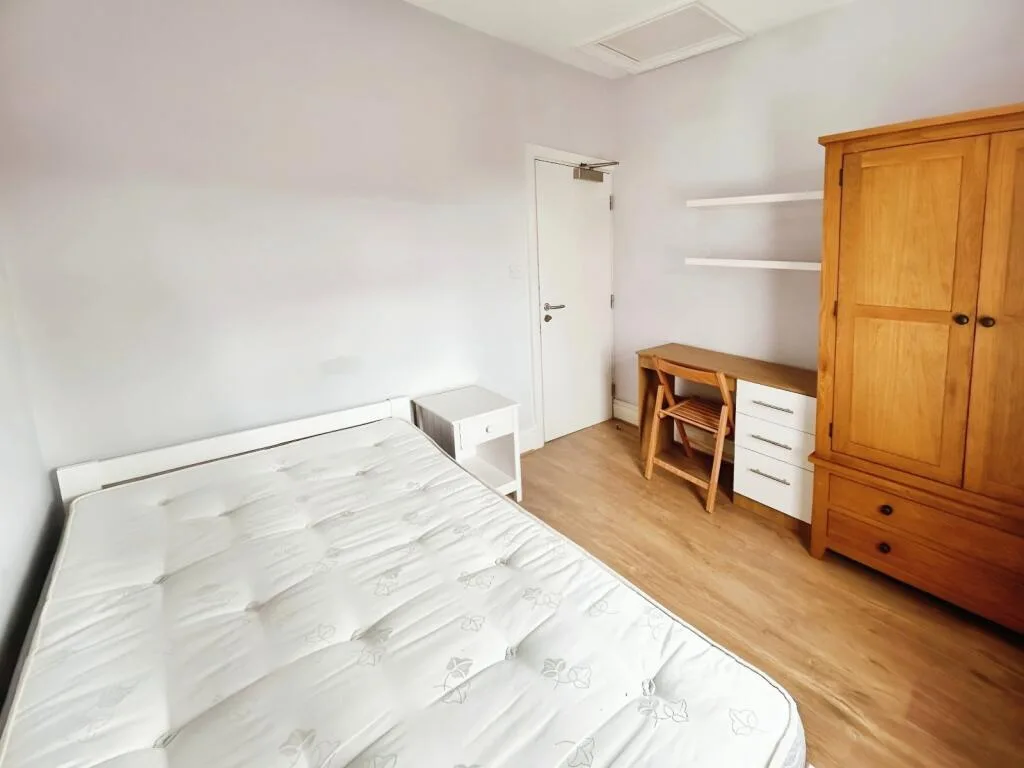 6 bedroom end of terrace house for rent