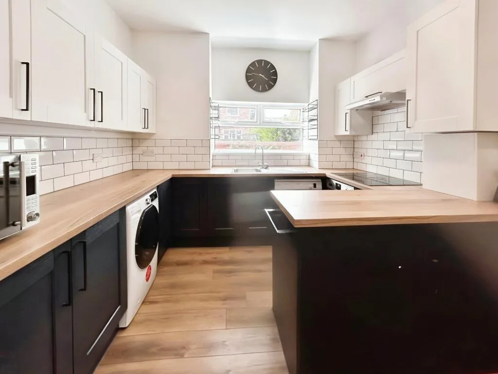 6 bedroom end of terrace house for rent