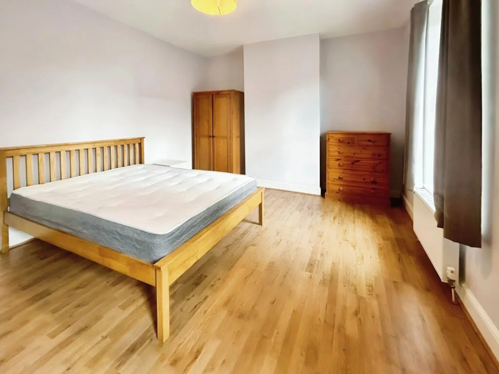 6 bedroom end of terrace house for rent