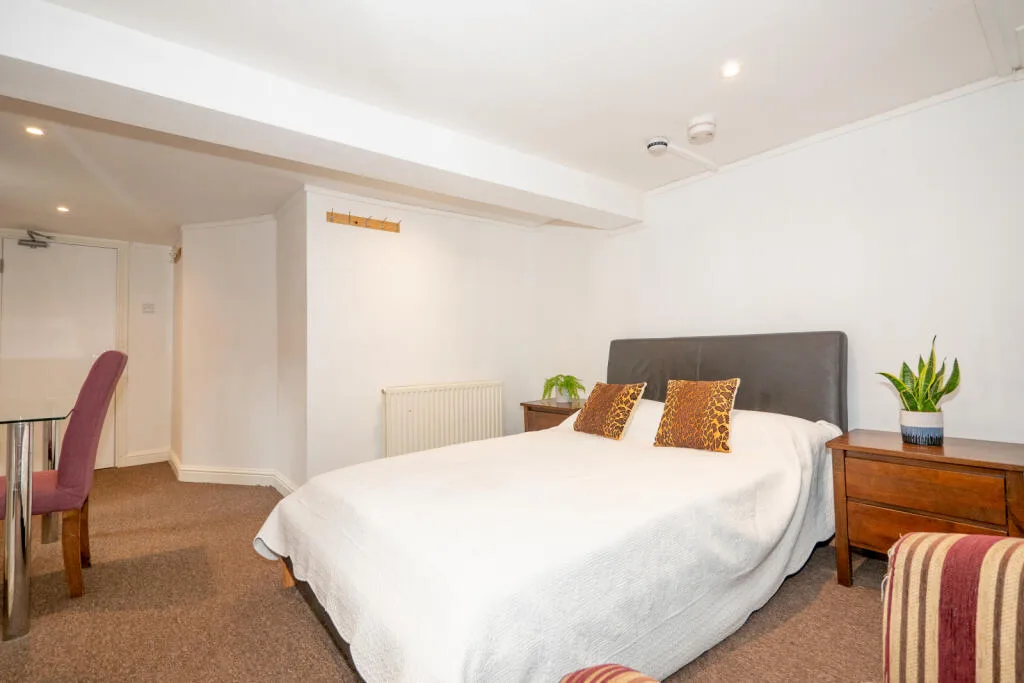 6 bedroom end of terrace house for rent