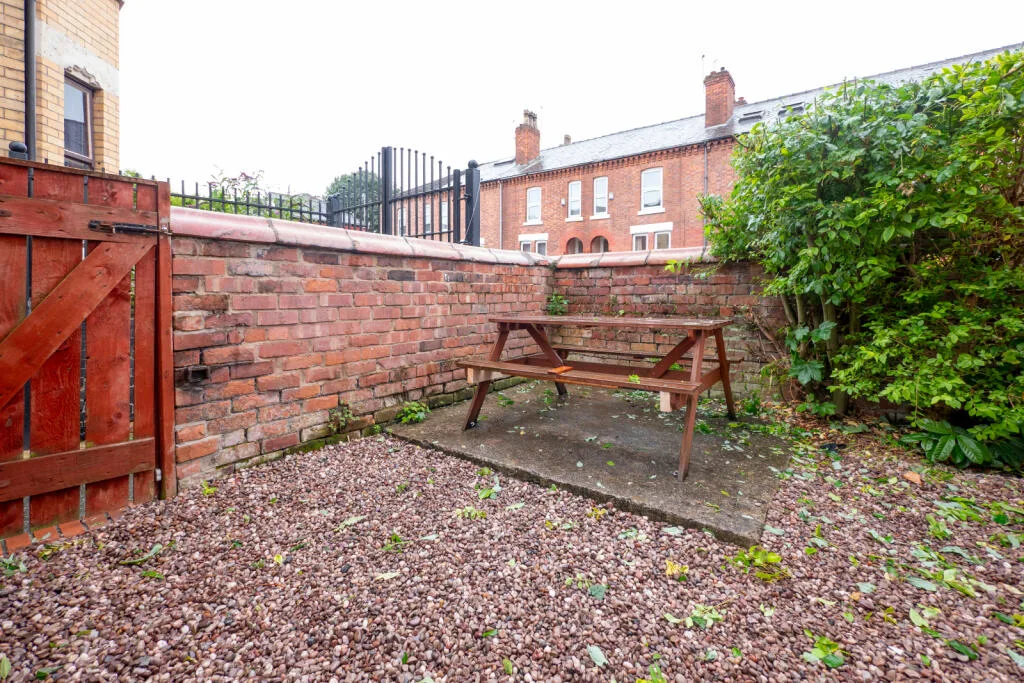 6 bedroom end of terrace house for rent