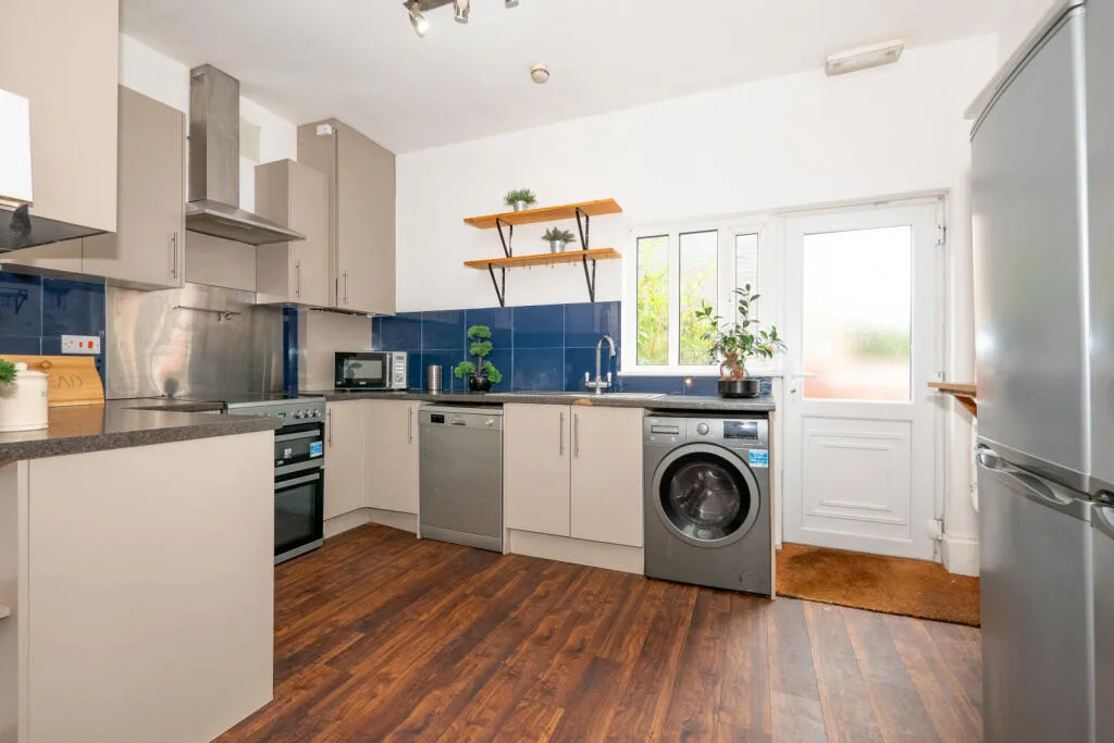 6 bedroom end of terrace house for rent