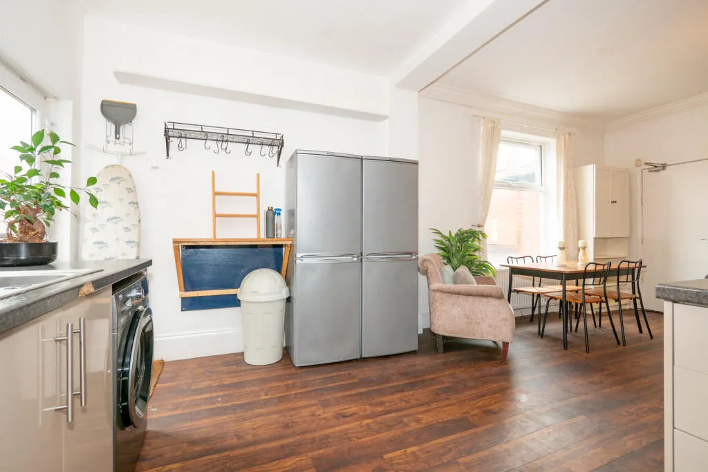 6 bedroom end of terrace house for rent