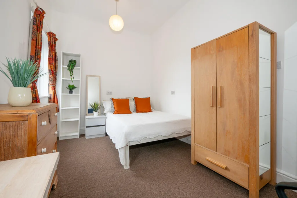 6 bedroom end of terrace house for rent