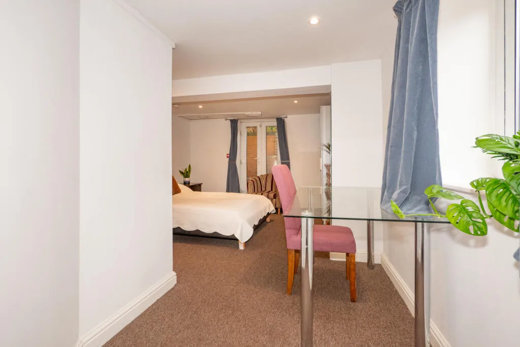 6 bedroom end of terrace house for rent