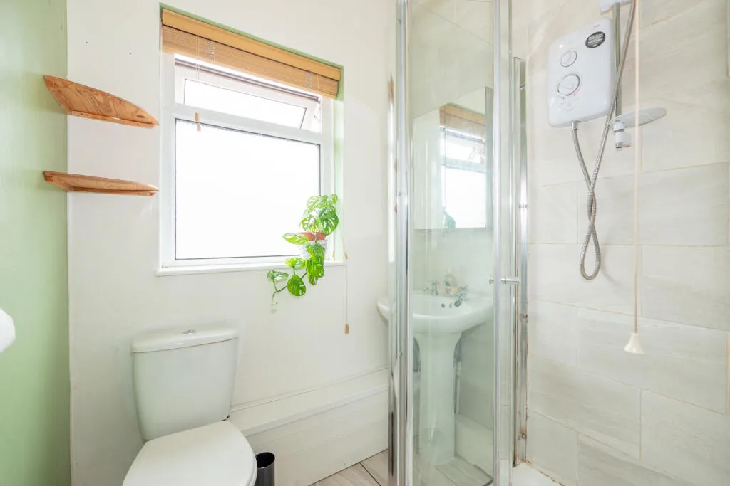 6 bedroom end of terrace house for rent