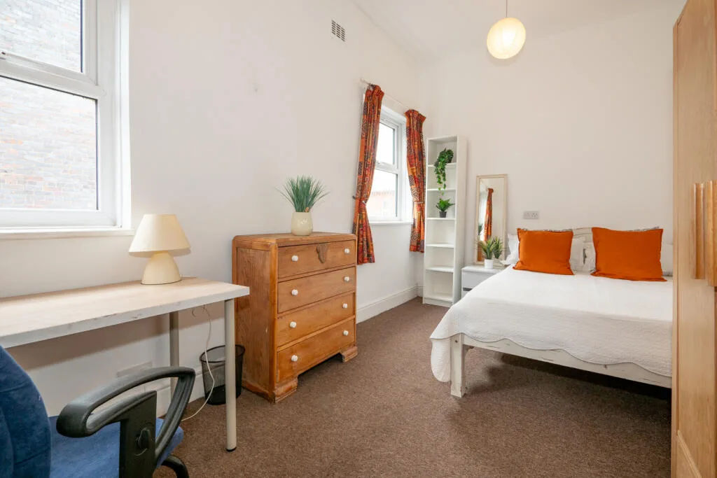 6 bedroom end of terrace house for rent