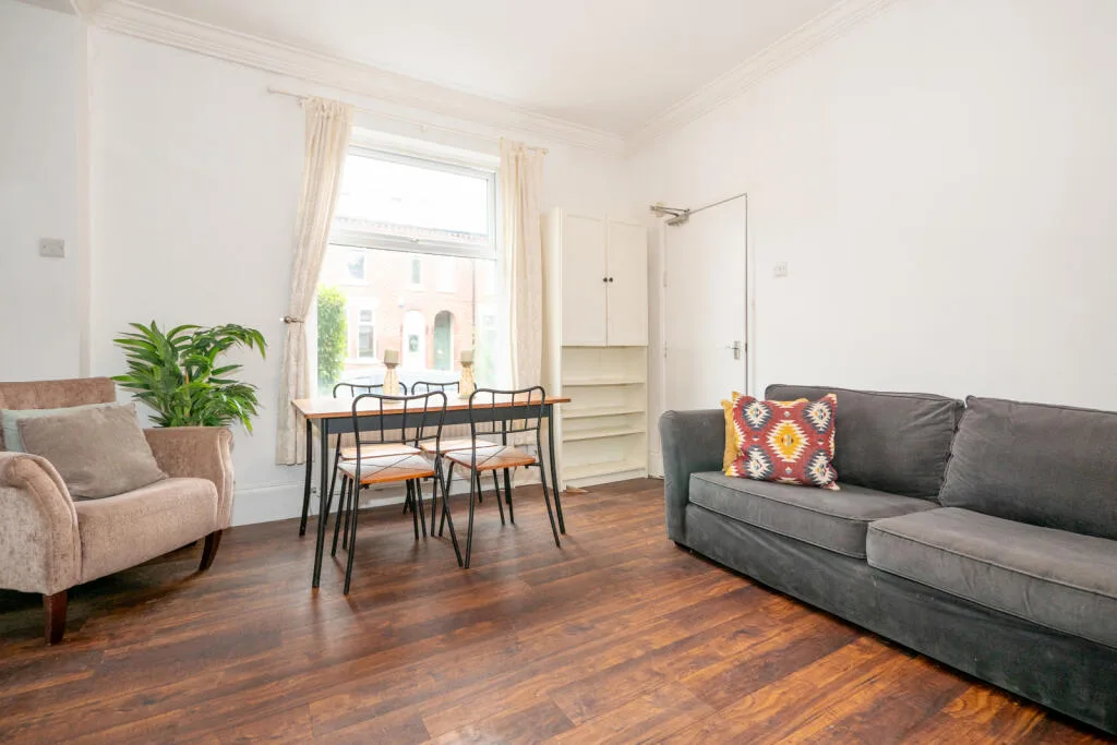 6 bedroom end of terrace house for rent