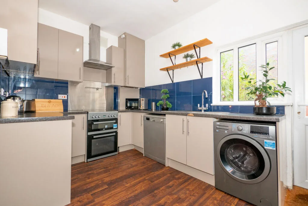 6 bedroom end of terrace house for rent