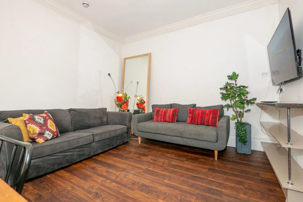 6 bedroom end of terrace house for rent