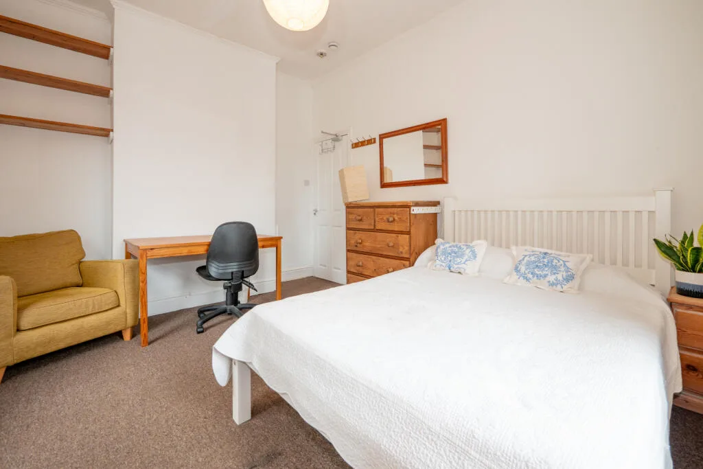 6 bedroom end of terrace house for rent