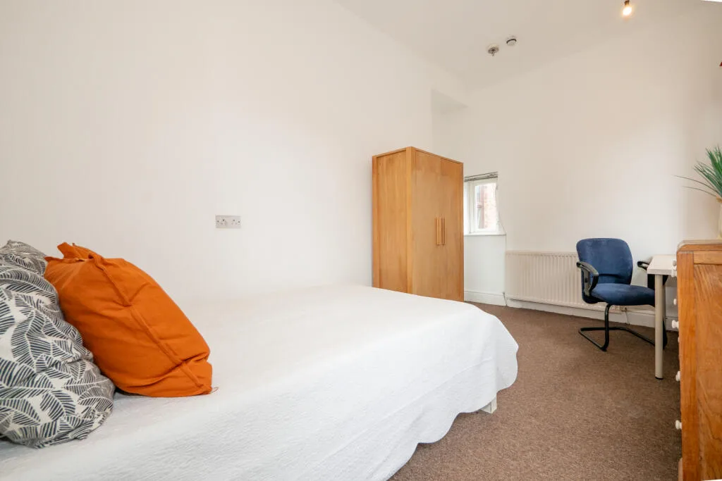 6 bedroom end of terrace house for rent