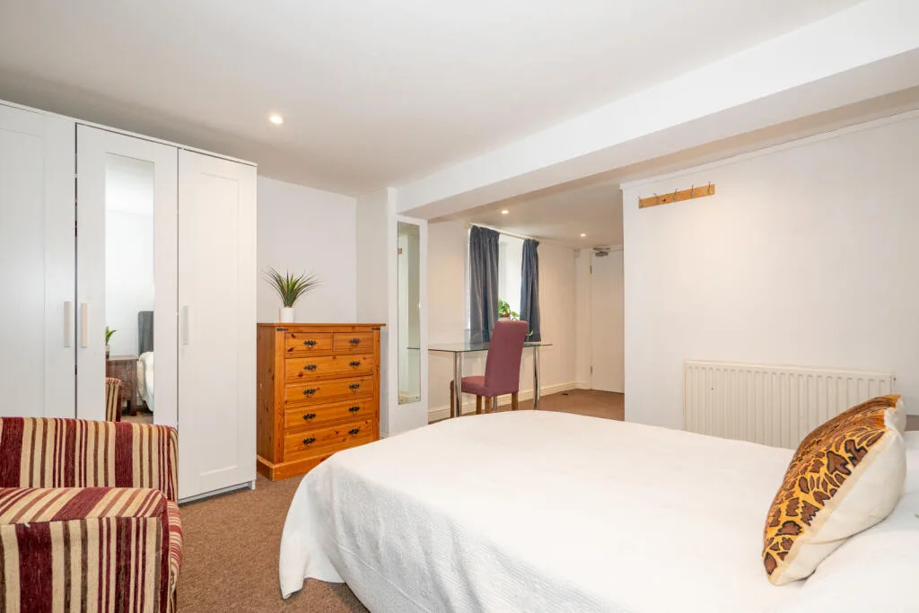 6 bedroom end of terrace house for rent