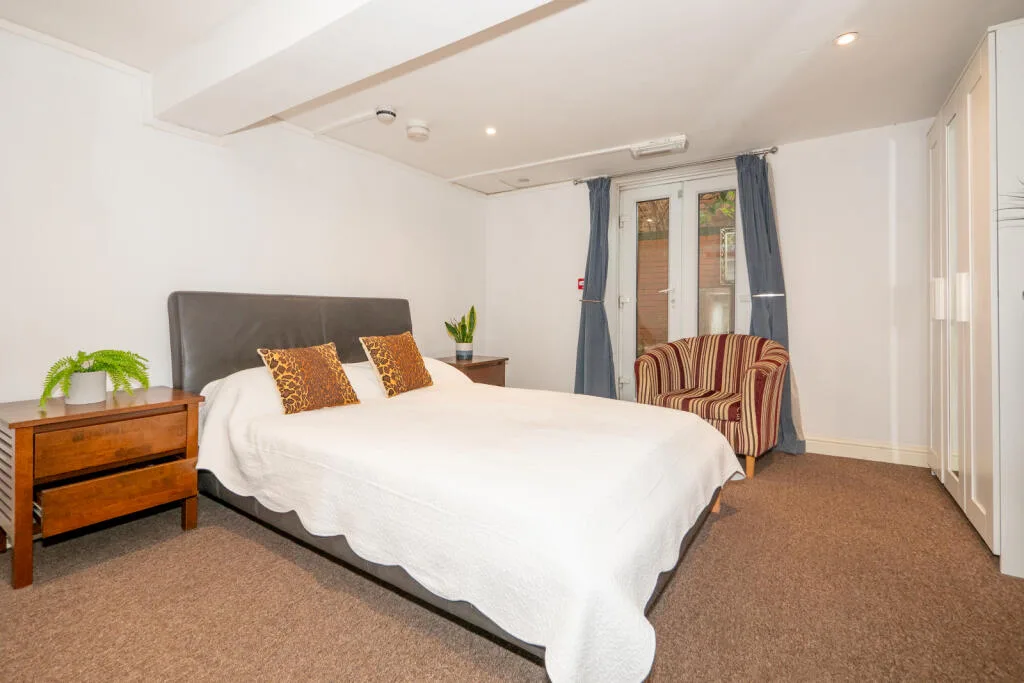 6 bedroom end of terrace house for rent