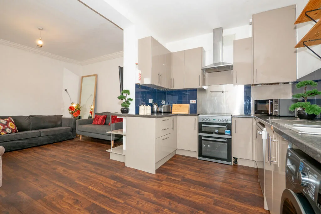 6 bedroom end of terrace house for rent